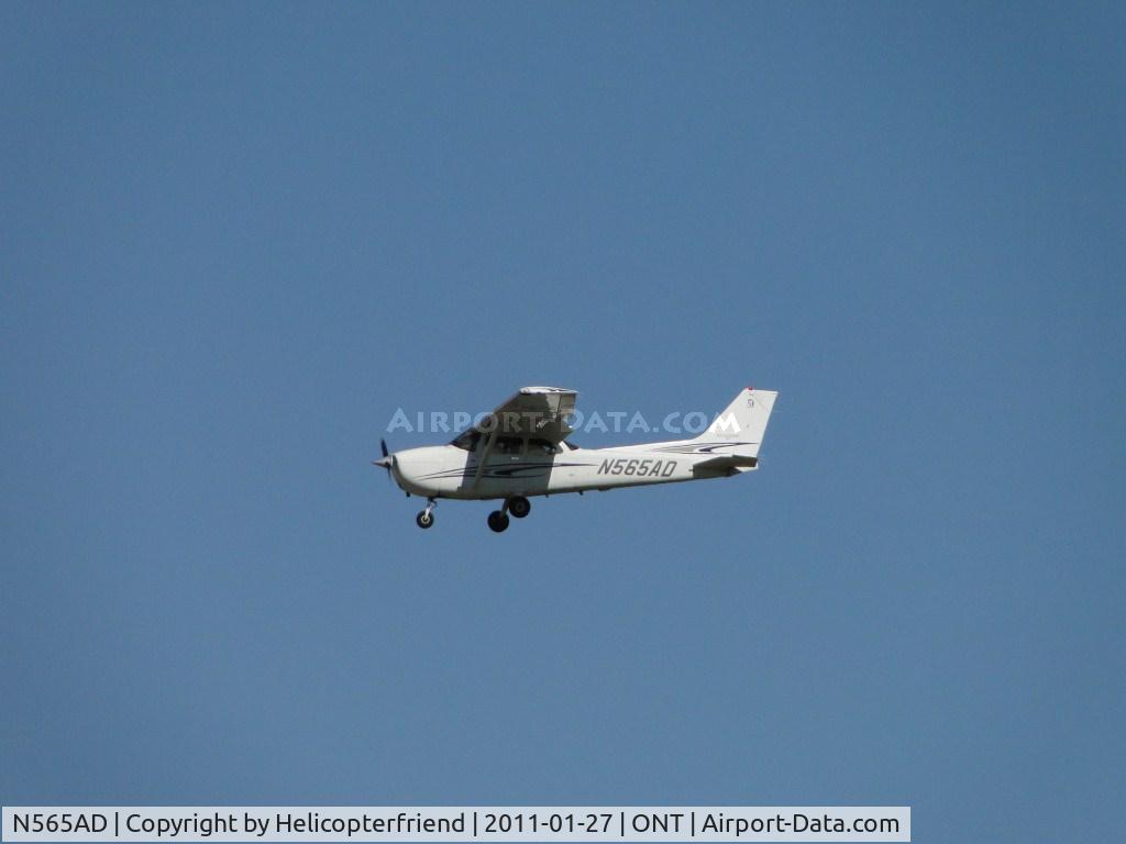 N565AD, 2005 Cessna 172S C/N 172S9991, On final runway 26L enroute to park and be fueled up