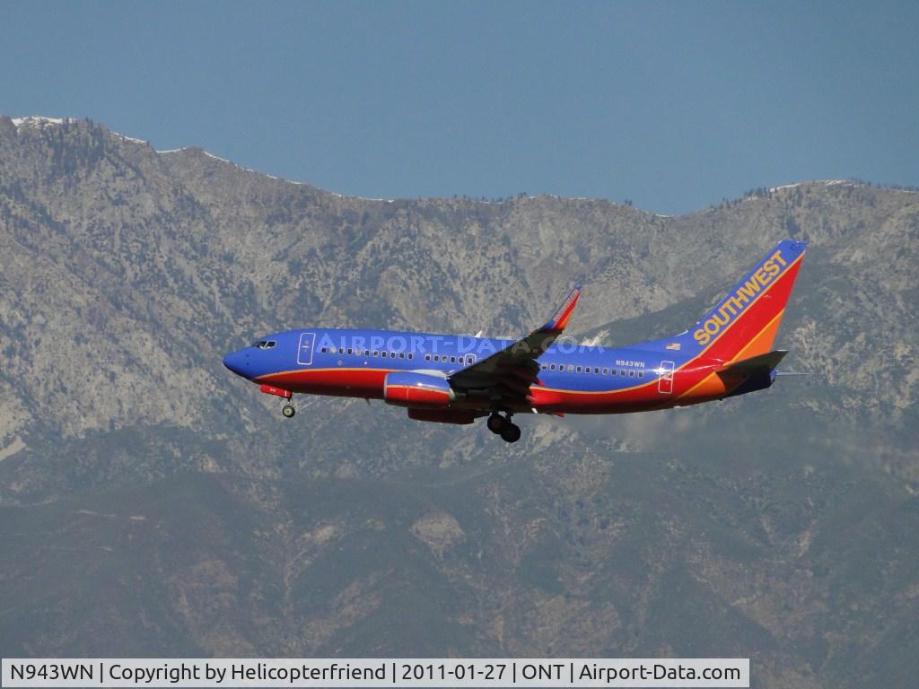 N943WN, 2010 Boeing 737-7H4 C/N 36913, On final to runway 26R