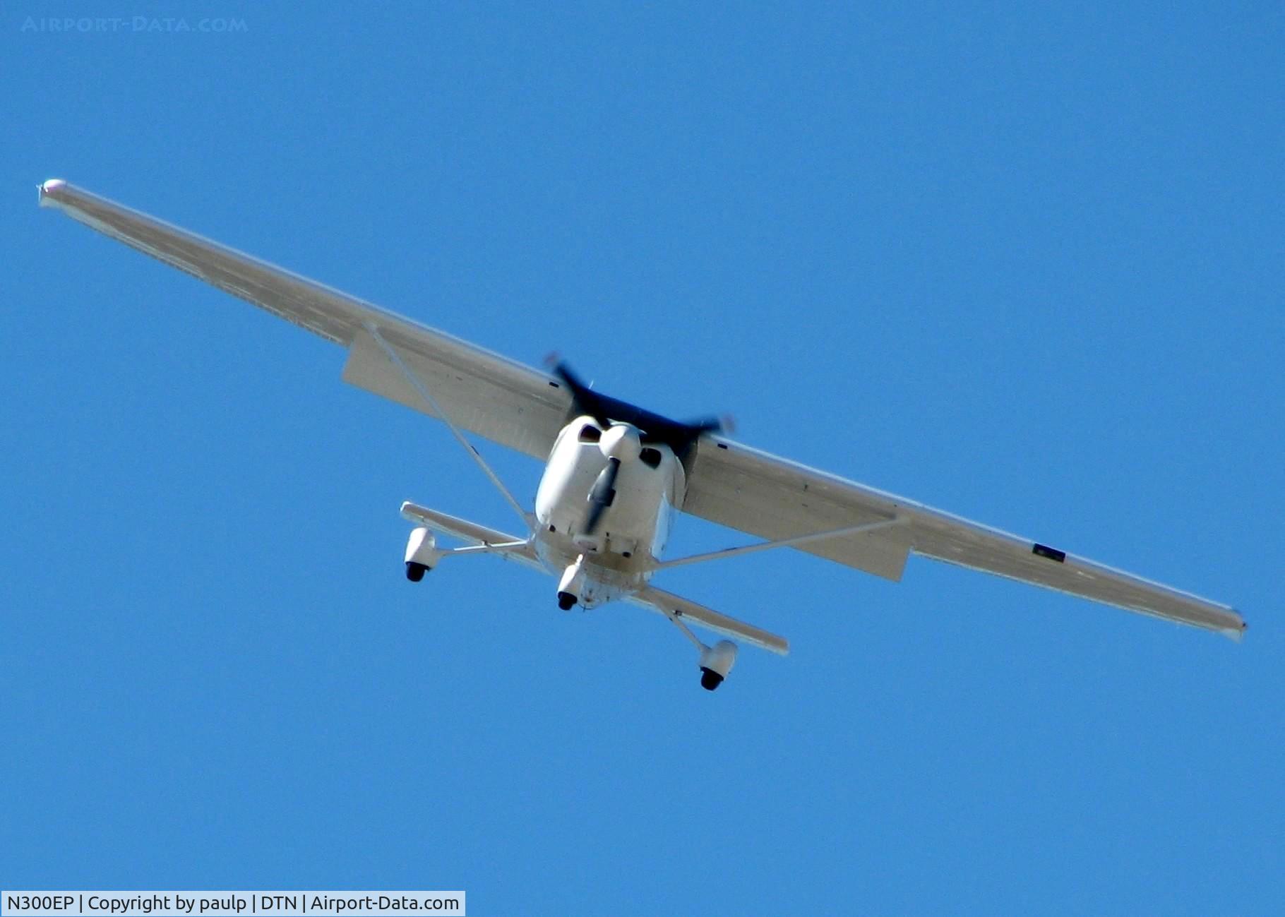 N300EP, 2000 Cessna 182S Skylane C/N 18280903, Landing at Downtown Shreveport.