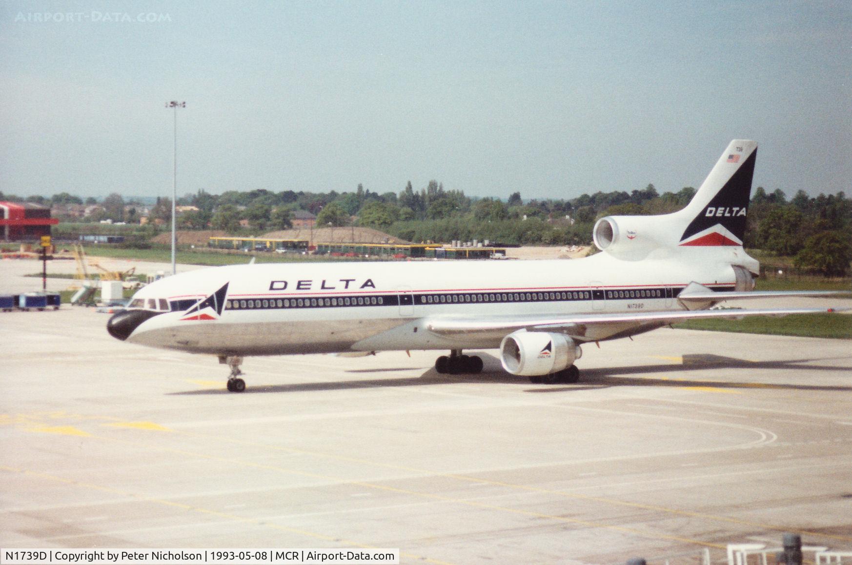 N1739D, 1982 Lockheed L-1011-385-1-15 TriStar 250 C/N 193C-1237, Delta Airlines TriStar arriving at the terminal at Manchester in May 1993.