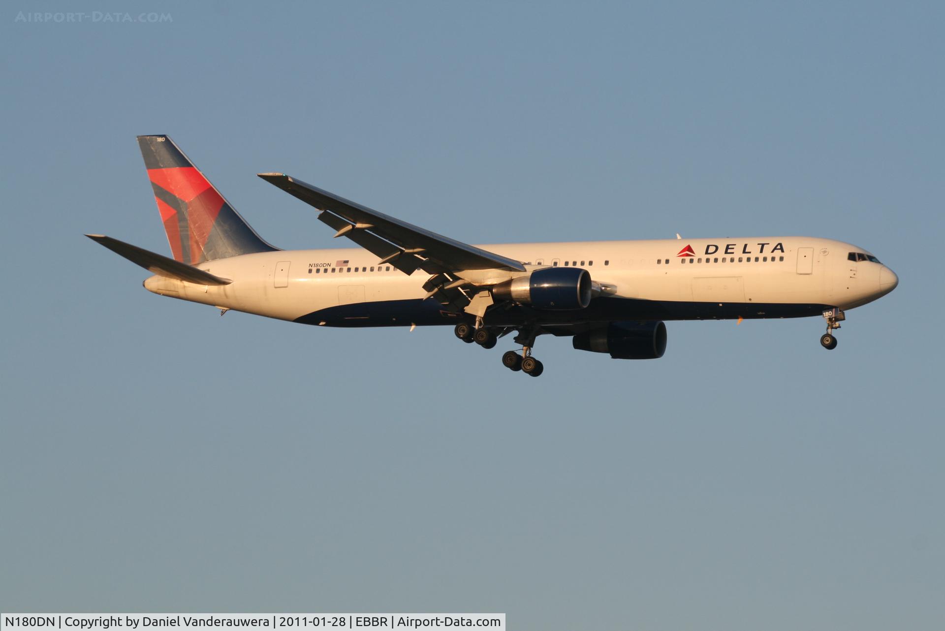 N180DN, 1992 Boeing 767-332 C/N 25985, Flight DL124 is descending to RWY 02