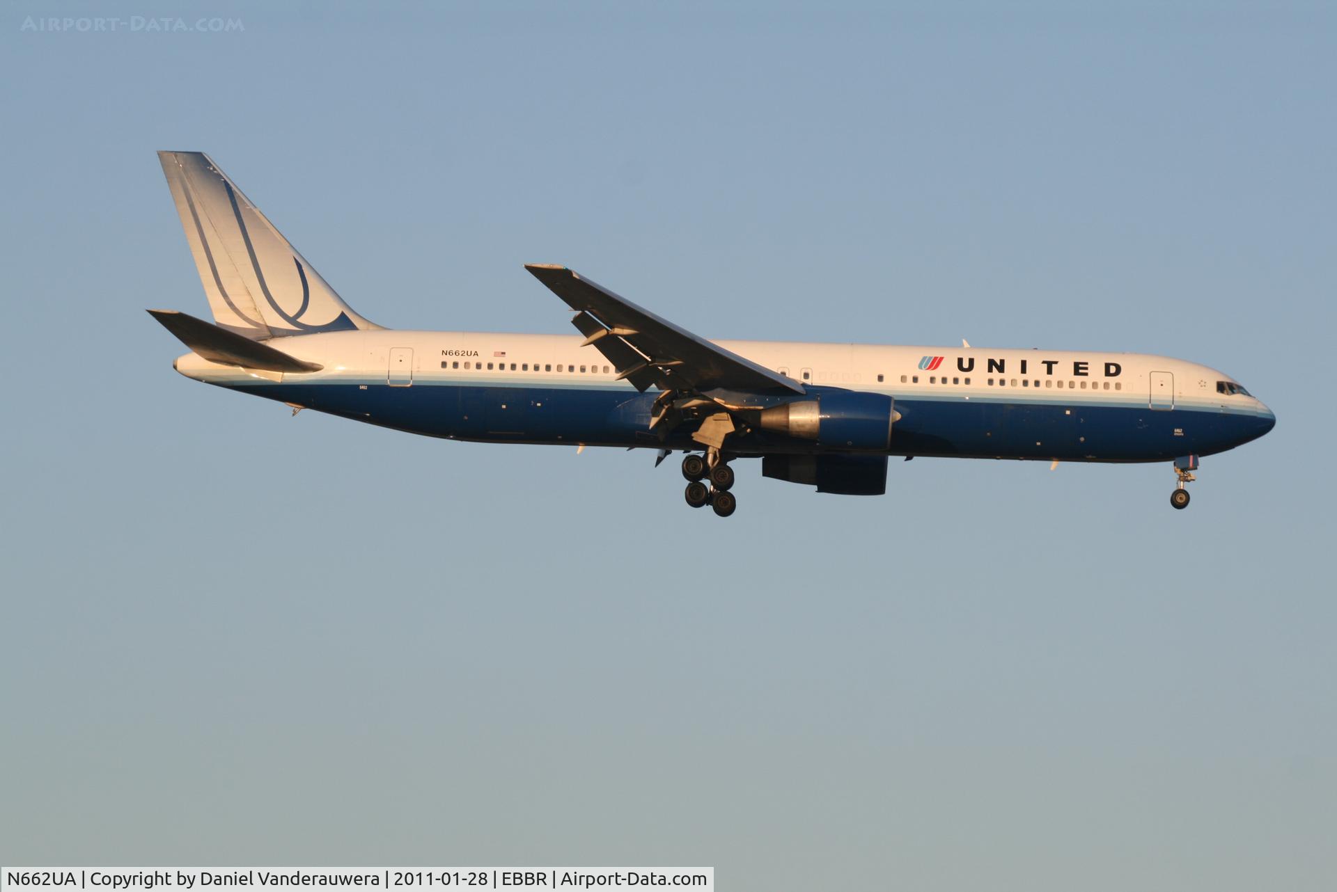 N662UA, 1993 Boeing 767-322 C/N 27159, Flight UA972 is descending to RWY 02