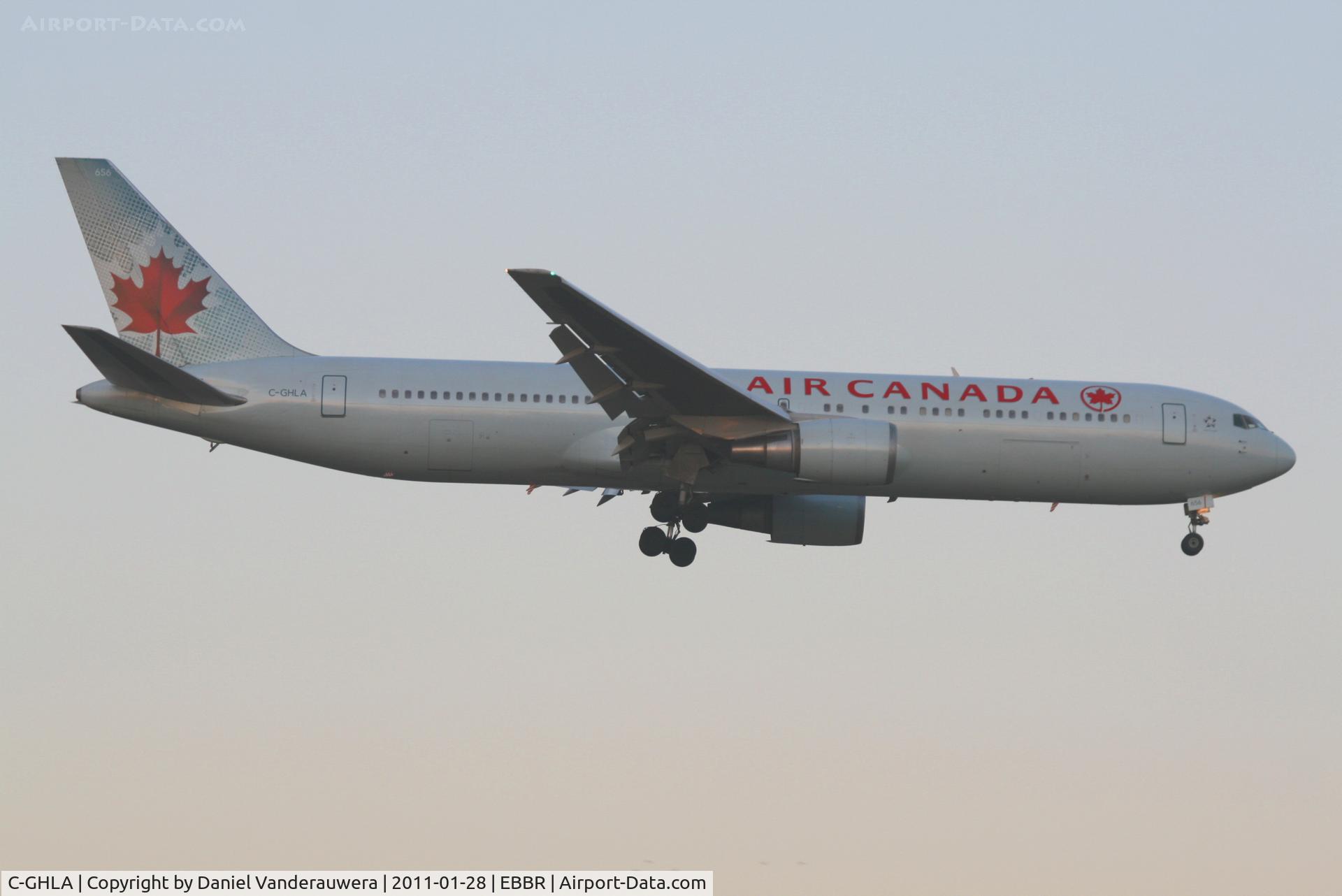 C-GHLA, 1992 Boeing 767-35H C/N 26387, Early arrival of flight AC832 to RWY 02