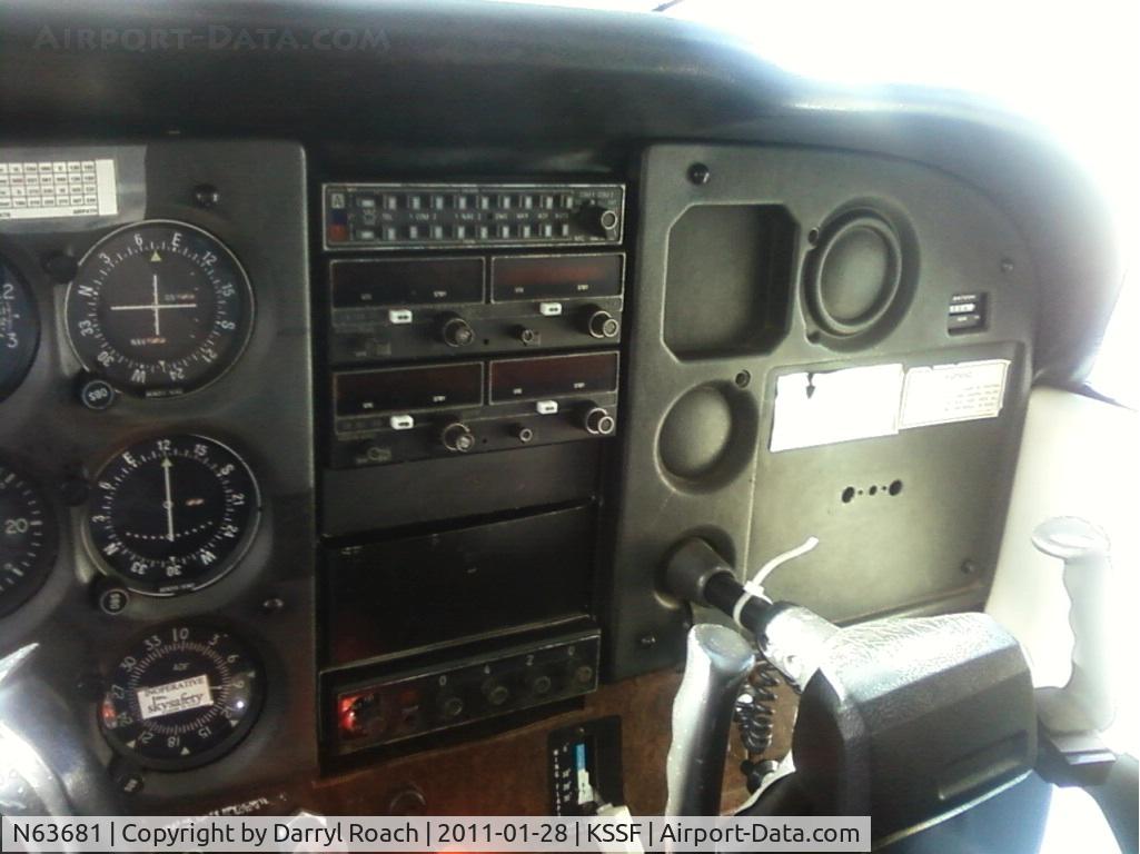 N63681, 1981 Cessna 172P C/N 17275467, Right side cockpit view, Sky Safety C172.