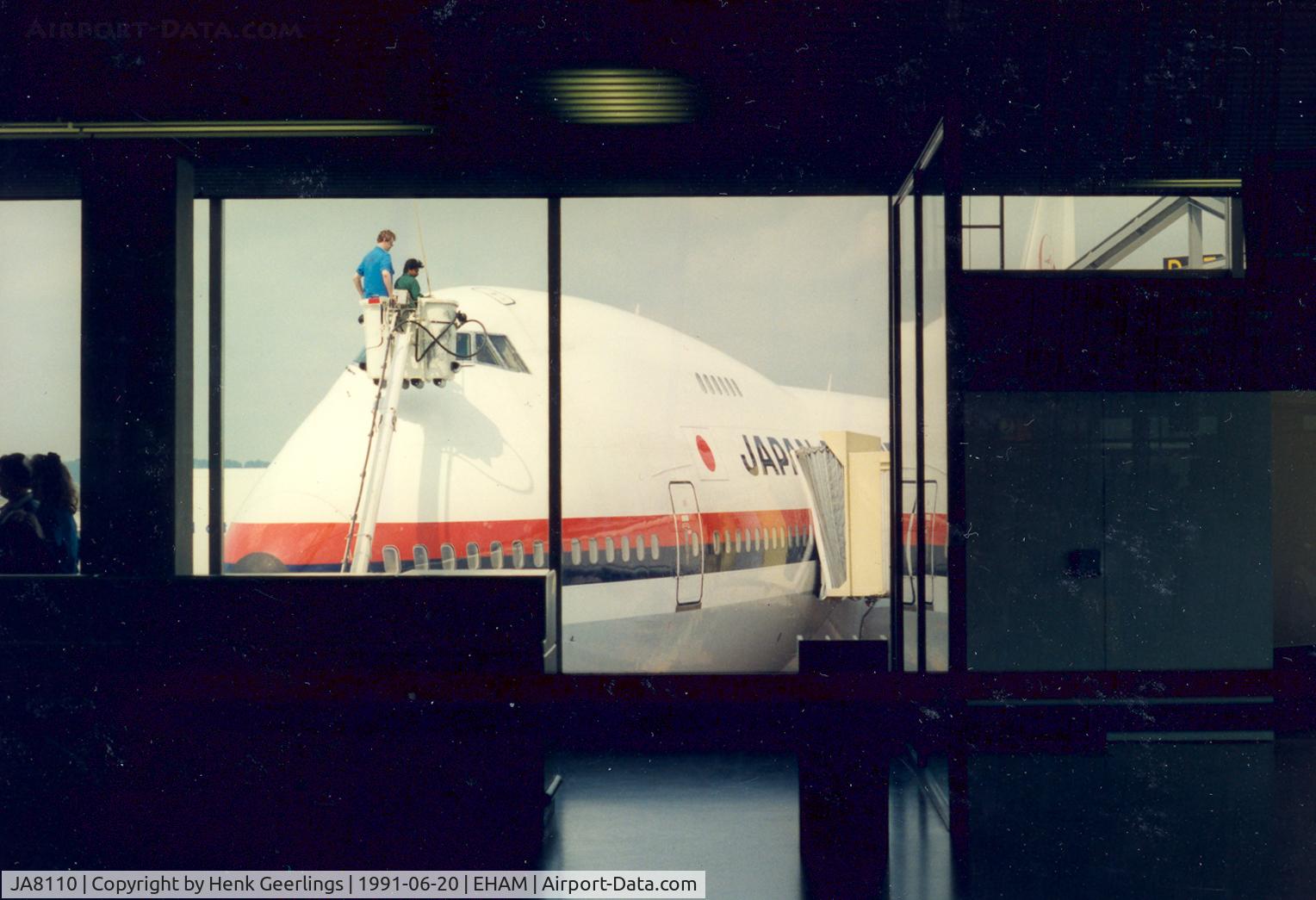 JA8110, 1972 Boeing 747-246B C/N 20504, JAL , window cleaning before take off to MOW
Jul 1991