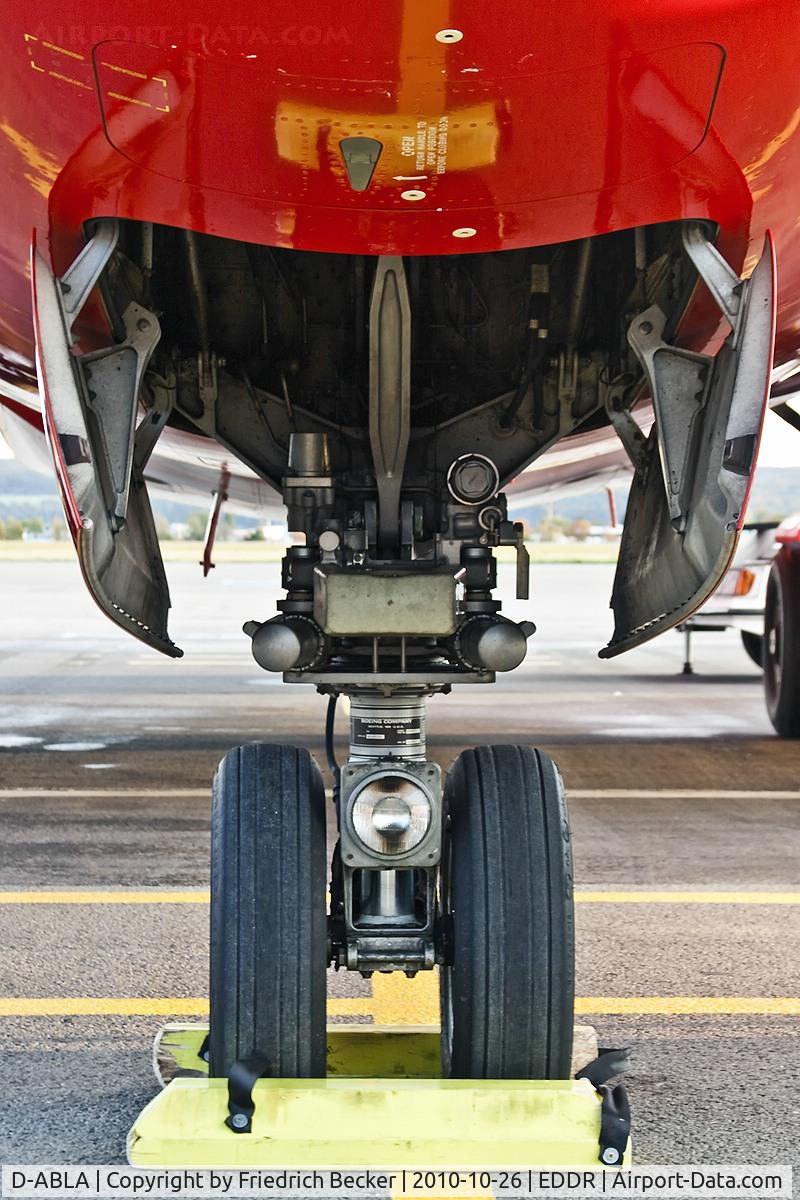 D-ABLA, 2007 Boeing 737-76J C/N 36114, front gaer strut