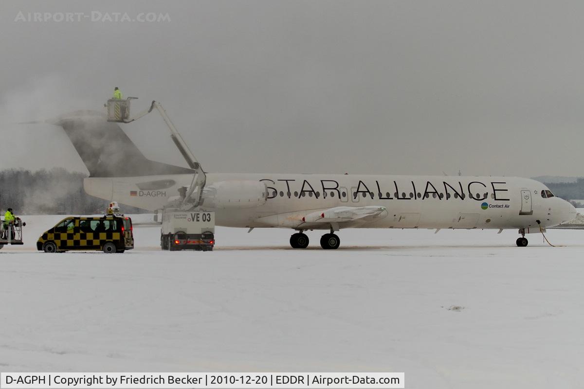 D-AGPH, 1990 Fokker 100 (F-28-0100) C/N 11308, de-icing prior departure