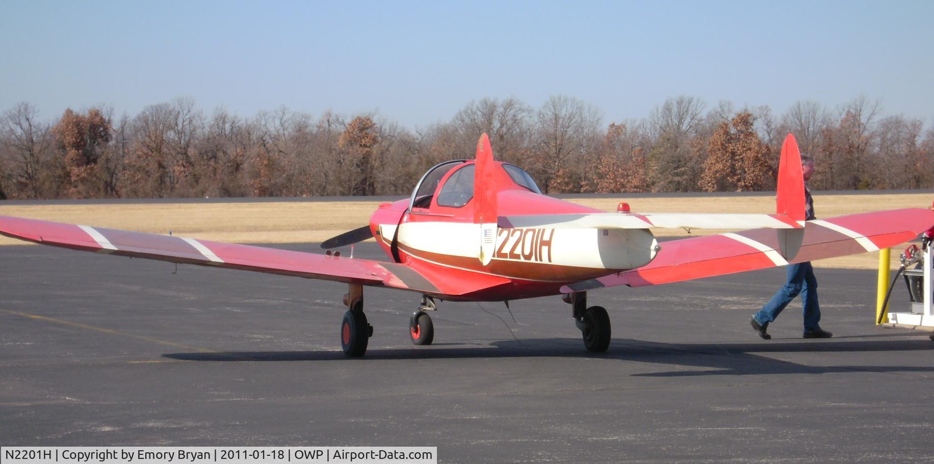 N2201H, 1946 Erco 415C Ercoupe C/N 2824, N2201H refueling at Sand Springs, Oklahoma