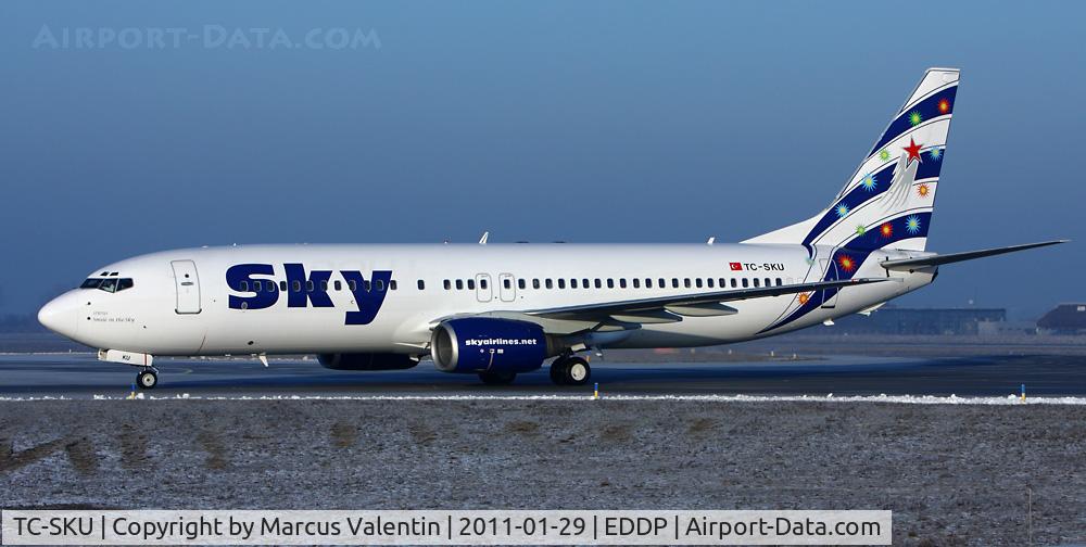 TC-SKU, 2000 Boeing 737-883 C/N 30194, Landing on the RWY 08/L in the morning.
