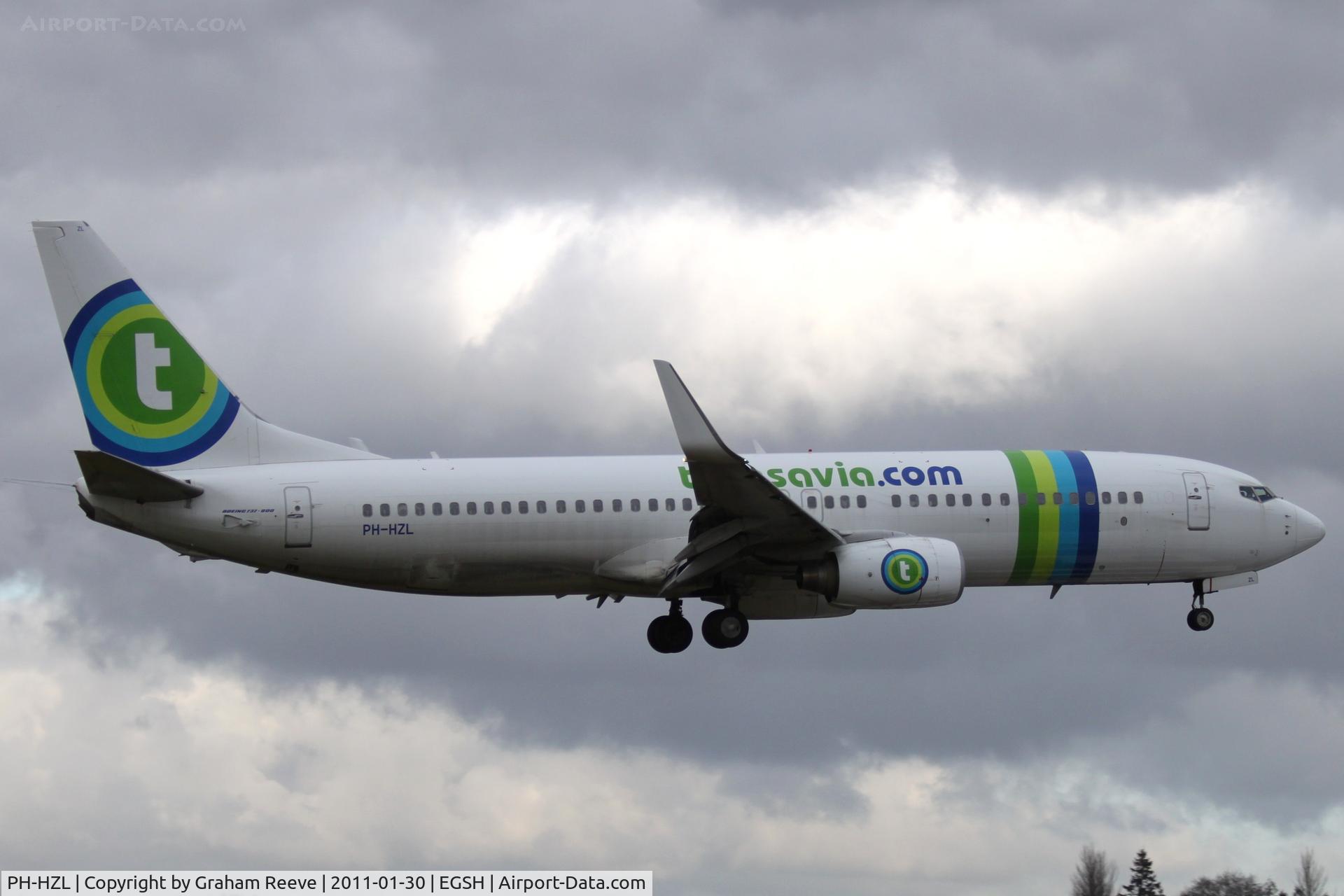 PH-HZL, 2001 Boeing 737-8K2 C/N 30391, About to touch down at Norwich.
