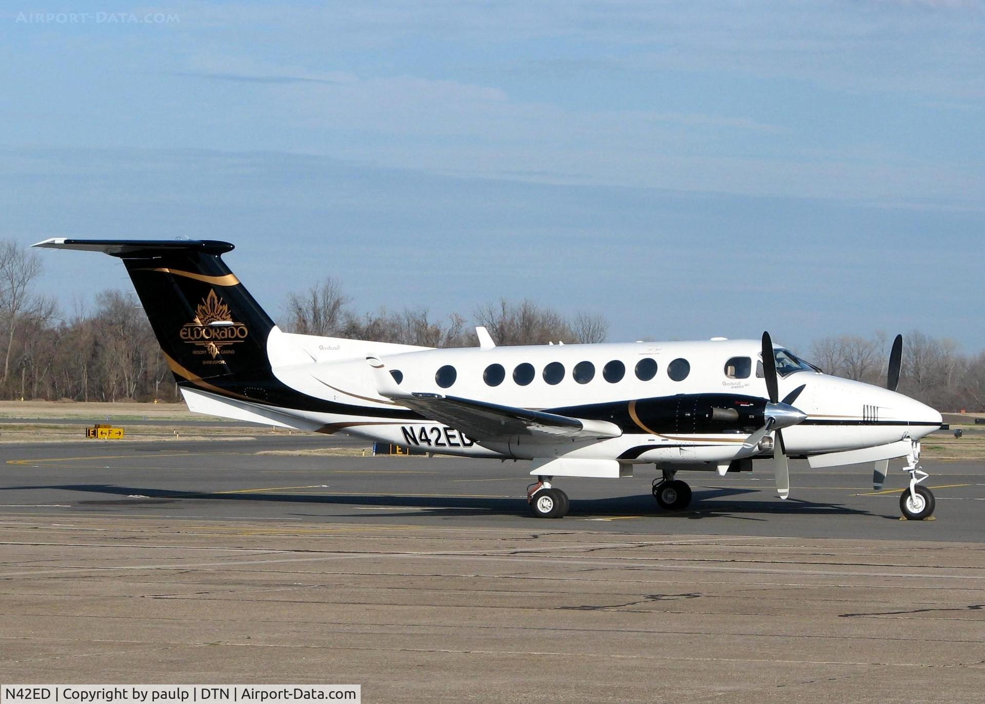 N42ED, 2000 Raytheon Aircraft Company B300 C/N FL-302, Parked at Downtown Shreveport. A nice new paint job!
