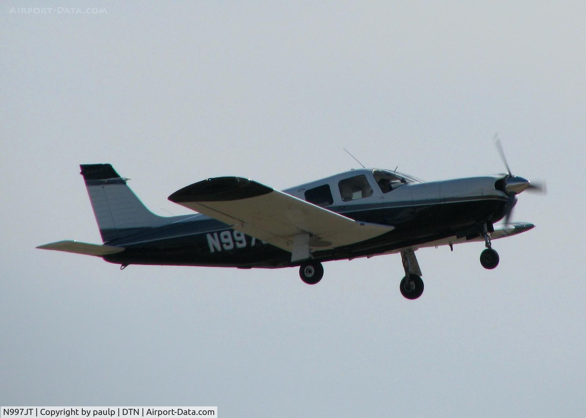 N997JT, 1976 Piper PA-32R-300 Cherokee Lance C/N 32R-7680149, Off of Rwy 23 at Downtown Shreveport.