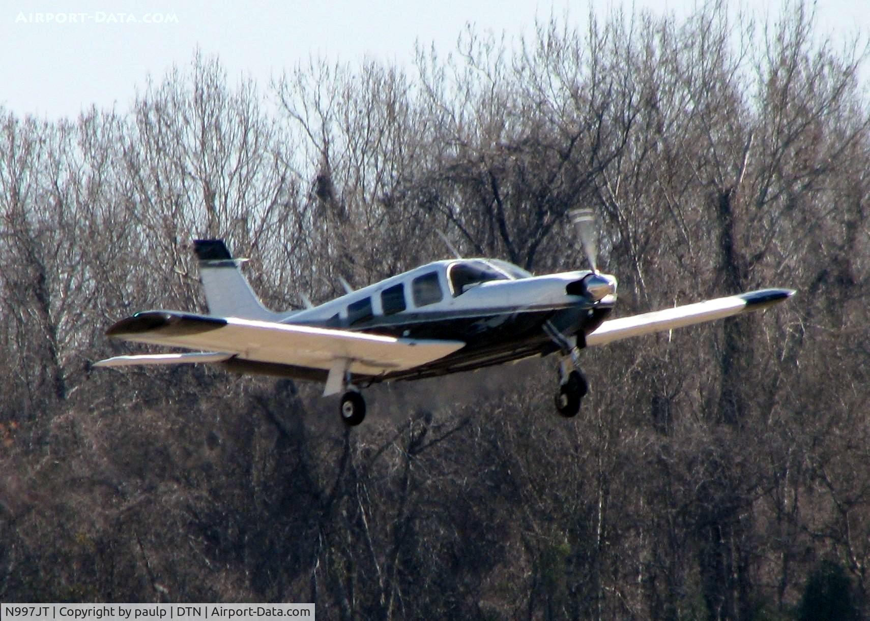N997JT, 1976 Piper PA-32R-300 Cherokee Lance C/N 32R-7680149, Off of Rwy 23 at Downtown Shreveport.