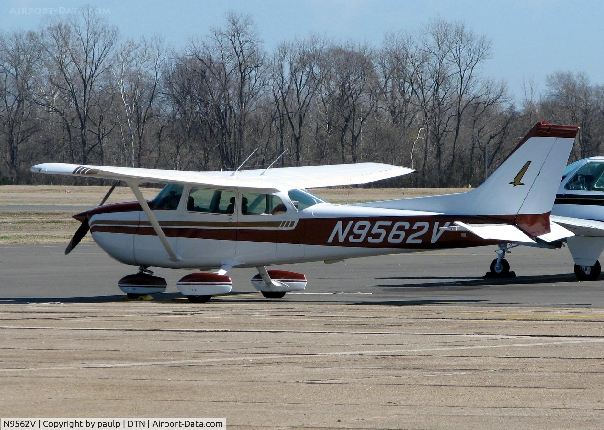 N9562V, 1974 Cessna 172M C/N 17264364, At Downtown Shreveport.