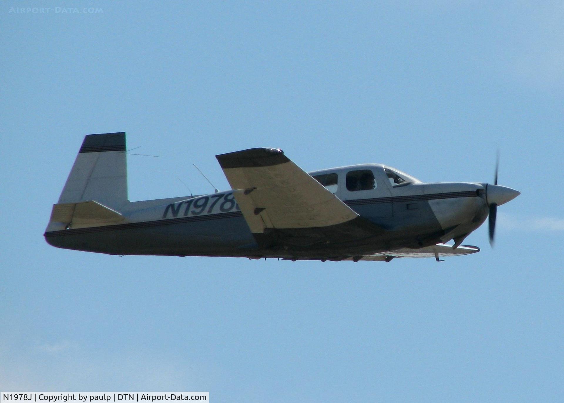 N1978J, 1978 Mooney M20J 201 C/N 24-0563, Off of Rwy 23 at Downtown Shreveport.