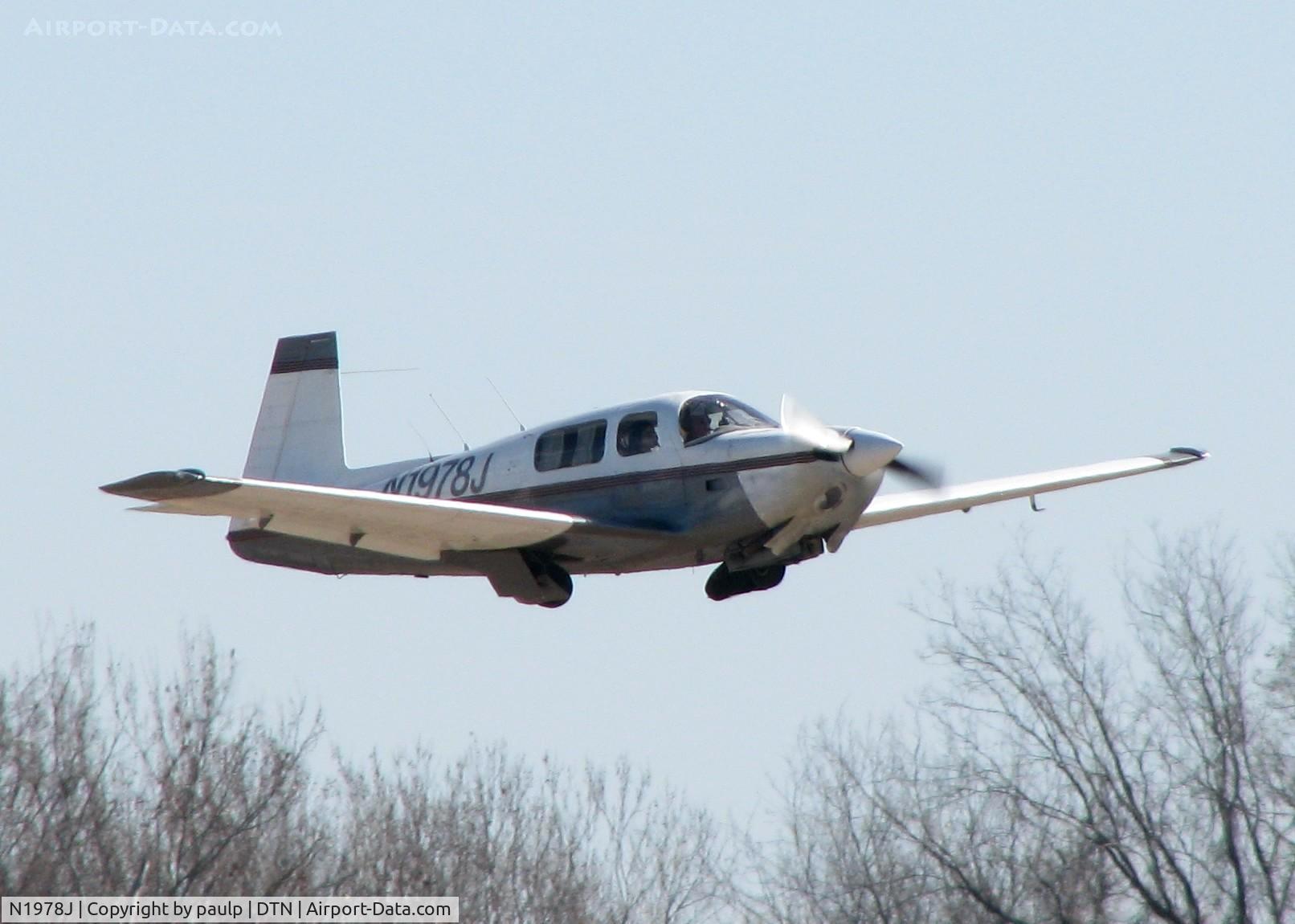 N1978J, 1978 Mooney M20J 201 C/N 24-0563, Off of Rwy 23 at Downtown Shreveport.