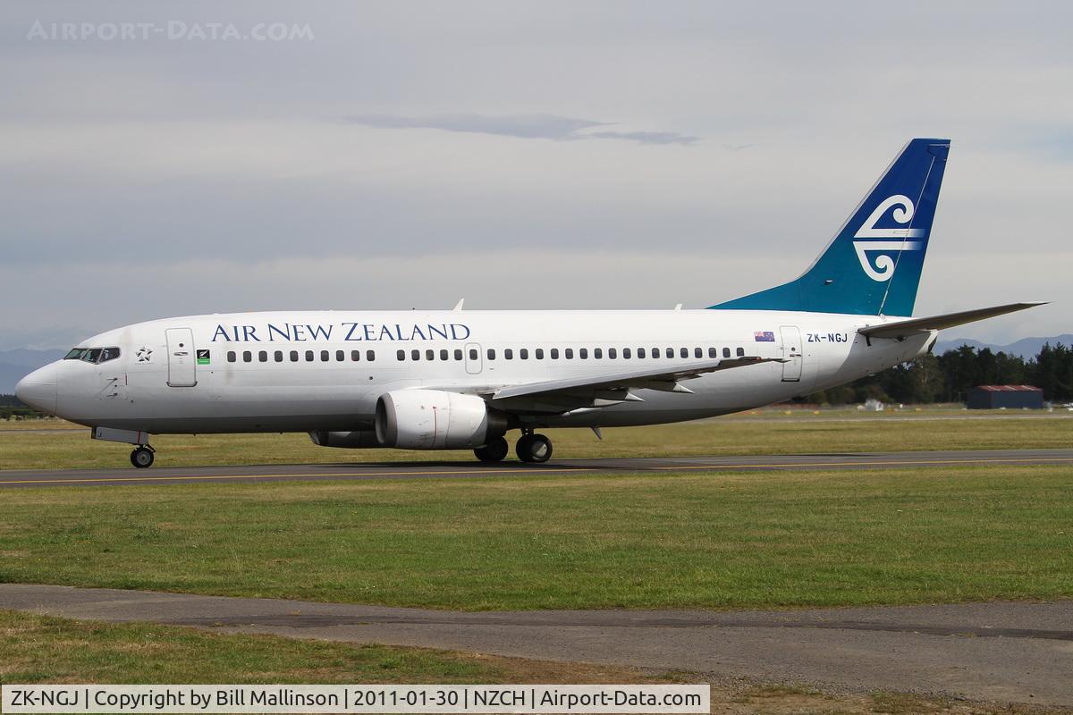 ZK-NGJ, 1999 Boeing 737-319 C/N 25609, Taxiing to A6 on r/w 02