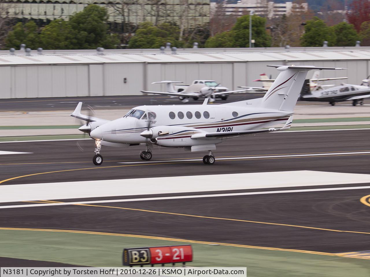 N3181, 1980 Beech 200 Super King Air C/N BB-637, N3181 departing from RWY 21