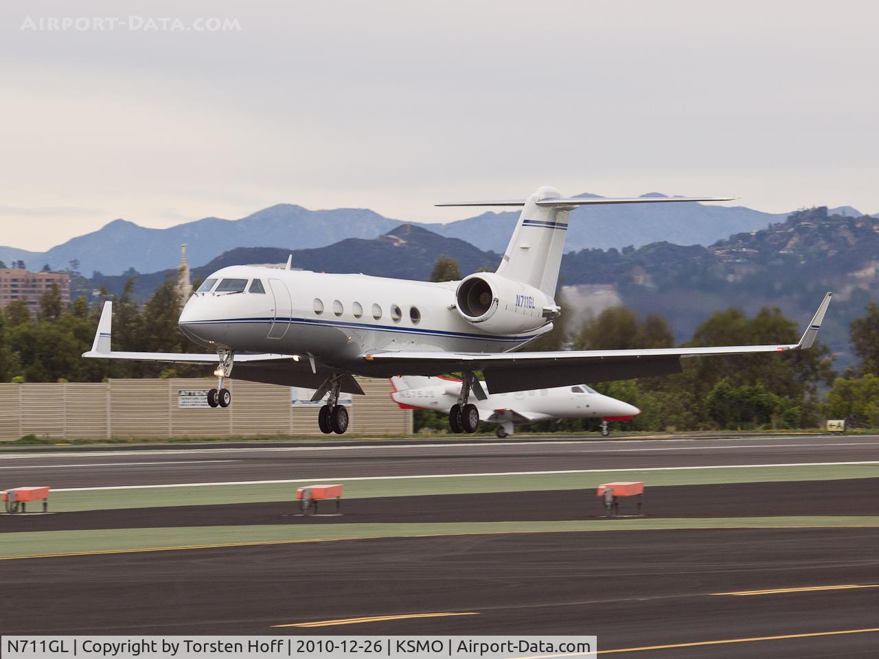 N711GL, 1990 Gulfstream Aerospace G-IV C/N 1130, N711GL arriving on RWY 21