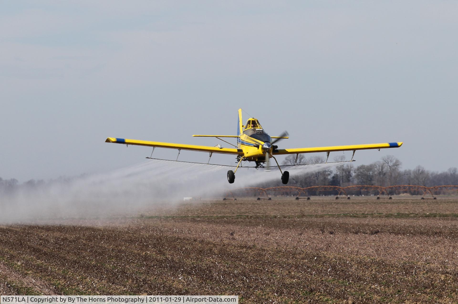 N571LA, 2005 Air Tractor Inc AT-502B C/N 502B-2571, N571LA spraying field N/W of US 65 and Ace Road by Hollybook Cotton, Hollybrook LA.