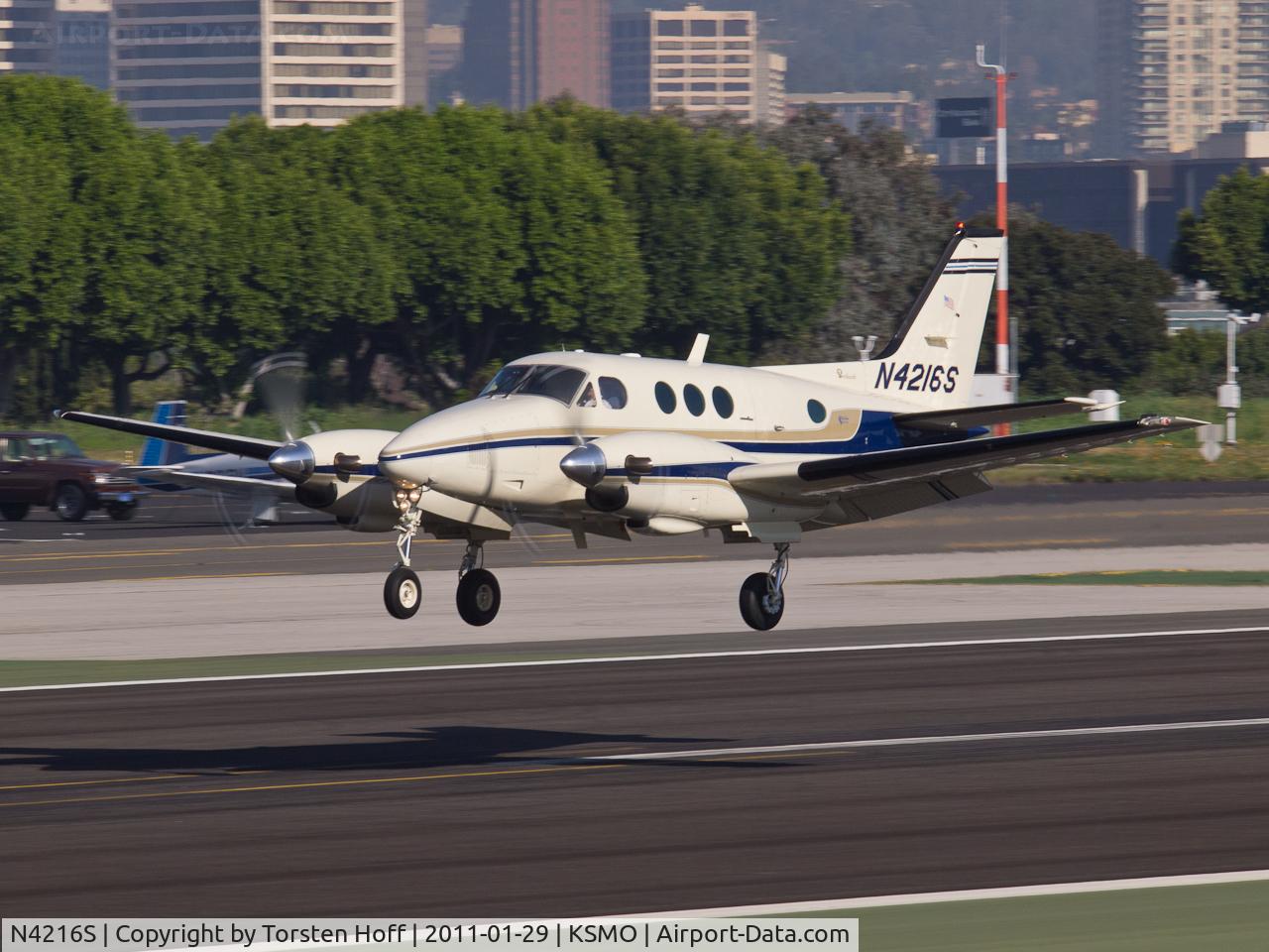 N4216S, Beech E-90 King Air C/N LW-211, N4216S arriving on RWY 21