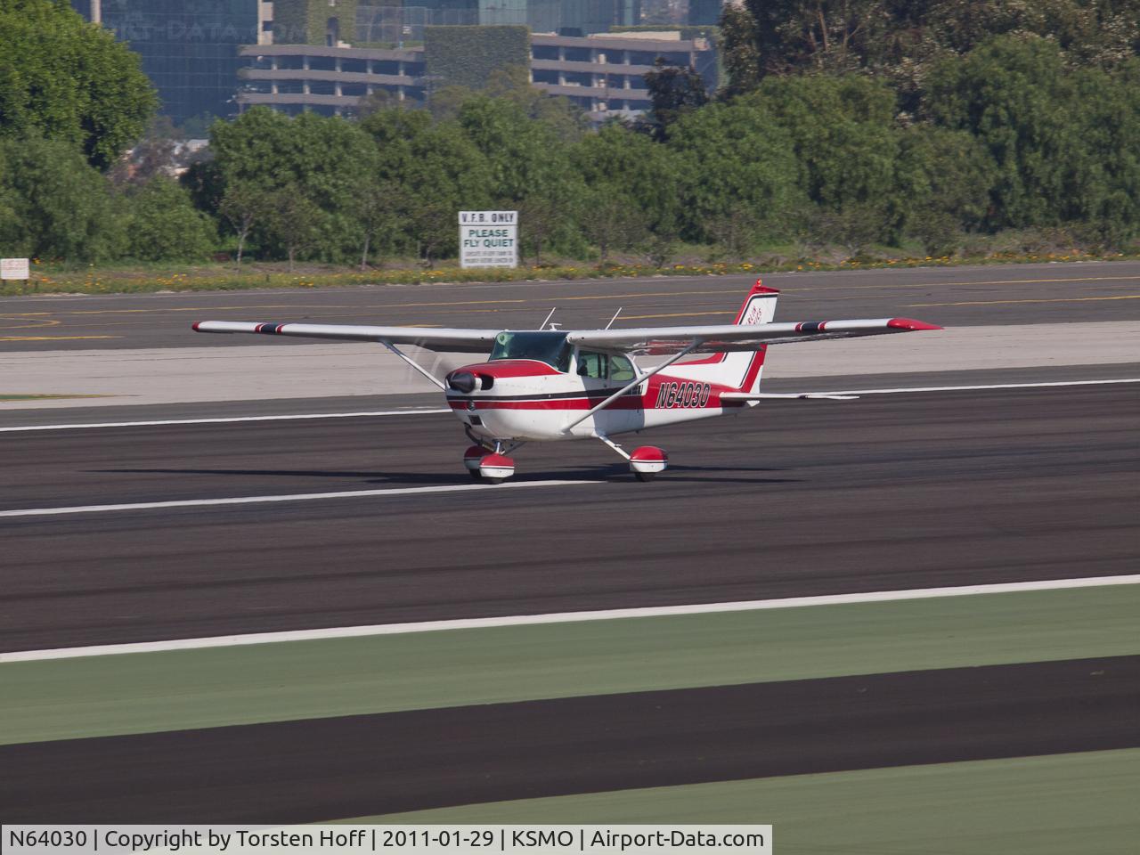 N64030, 1975 Cessna 172M C/N 17264976, N64030 departing from RWY 21