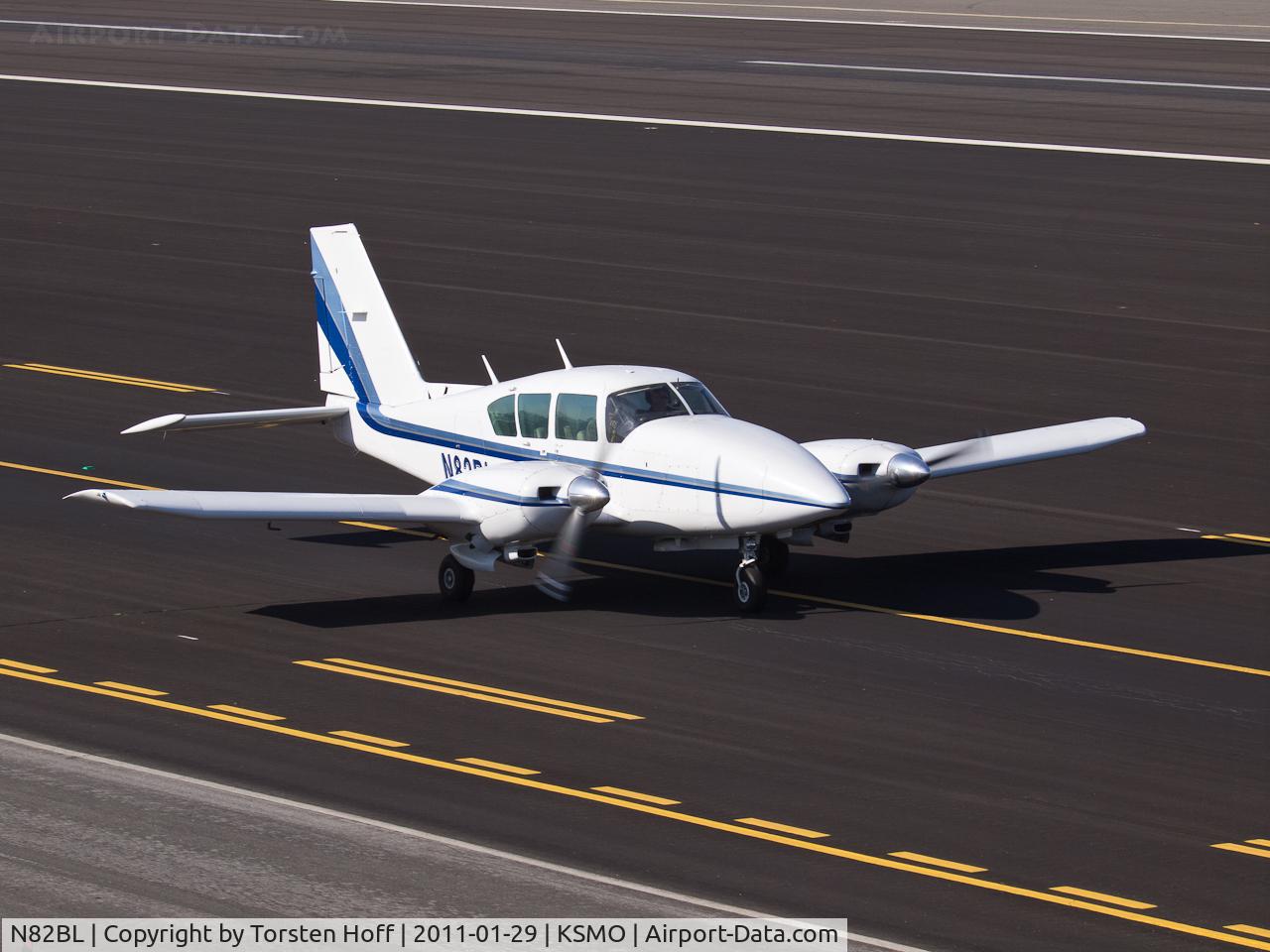 N82BL, Piper PA-23-250 C/N 27-7754049, N82BL taxiing