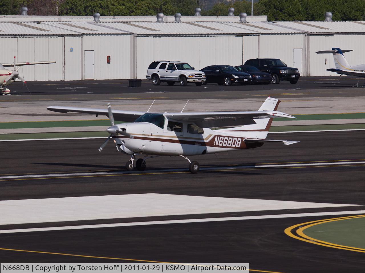 N668DB, 1975 Cessna 210L Centurion C/N 21061003, N668DB arriving on RWY 21