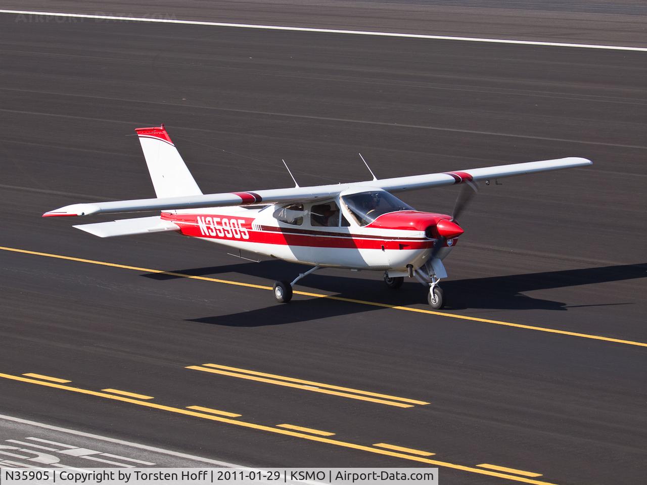 N35905, 1976 Cessna 177RG Cardinal C/N 177RG1074, N35905 taxiing