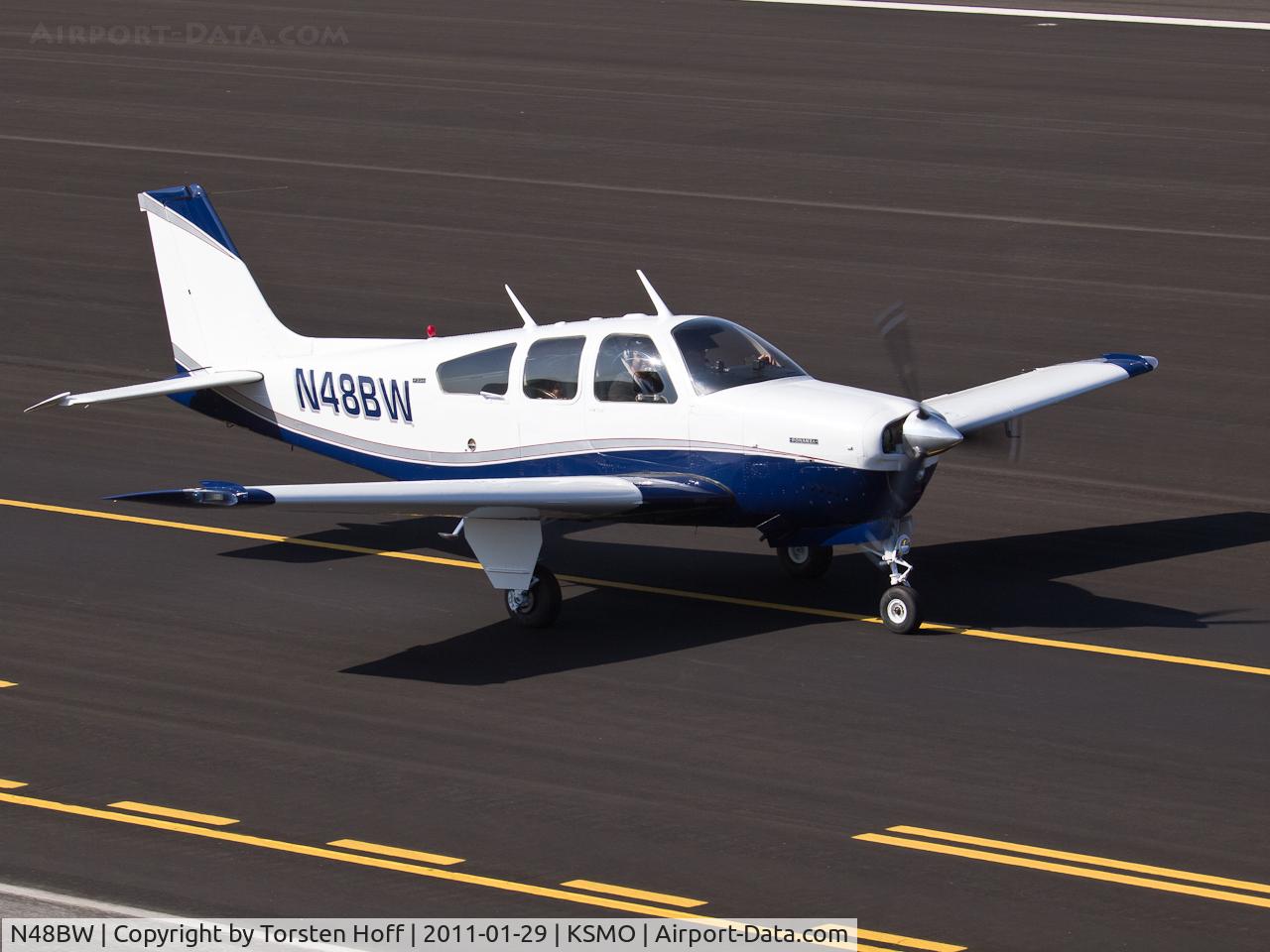 N48BW, 1975 Beech F33A Bonanza C/N CE-582, N48BW taxiing