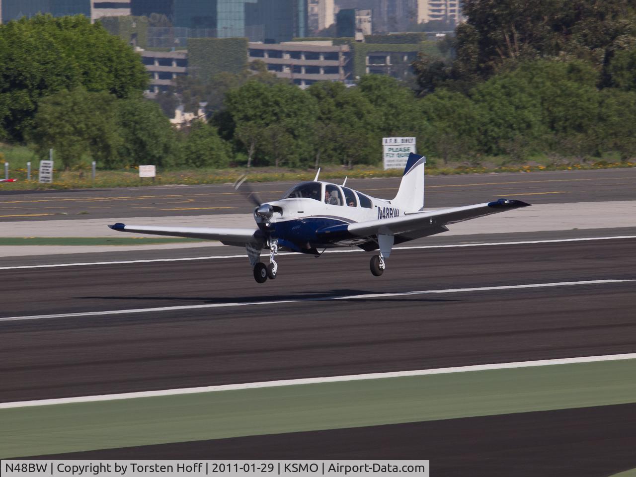 N48BW, 1975 Beech F33A Bonanza C/N CE-582, N48BW arriving on RWY 21