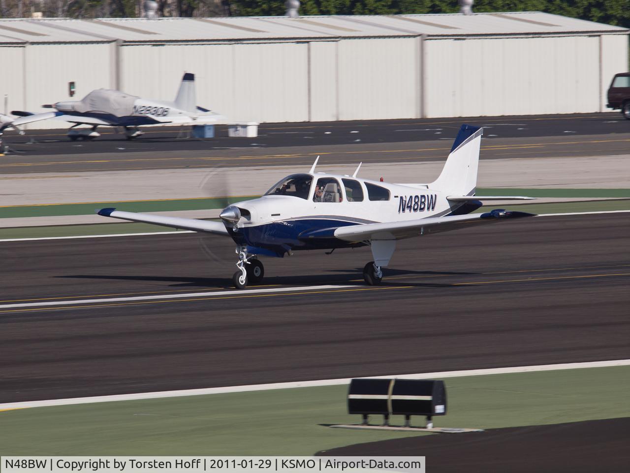 N48BW, 1975 Beech F33A Bonanza C/N CE-582, N48BW departing from RWY 21