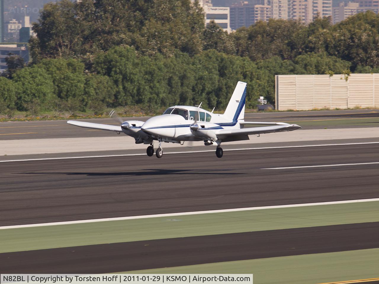 N82BL, Piper PA-23-250 C/N 27-7754049, N82BL arriving on RWY 21