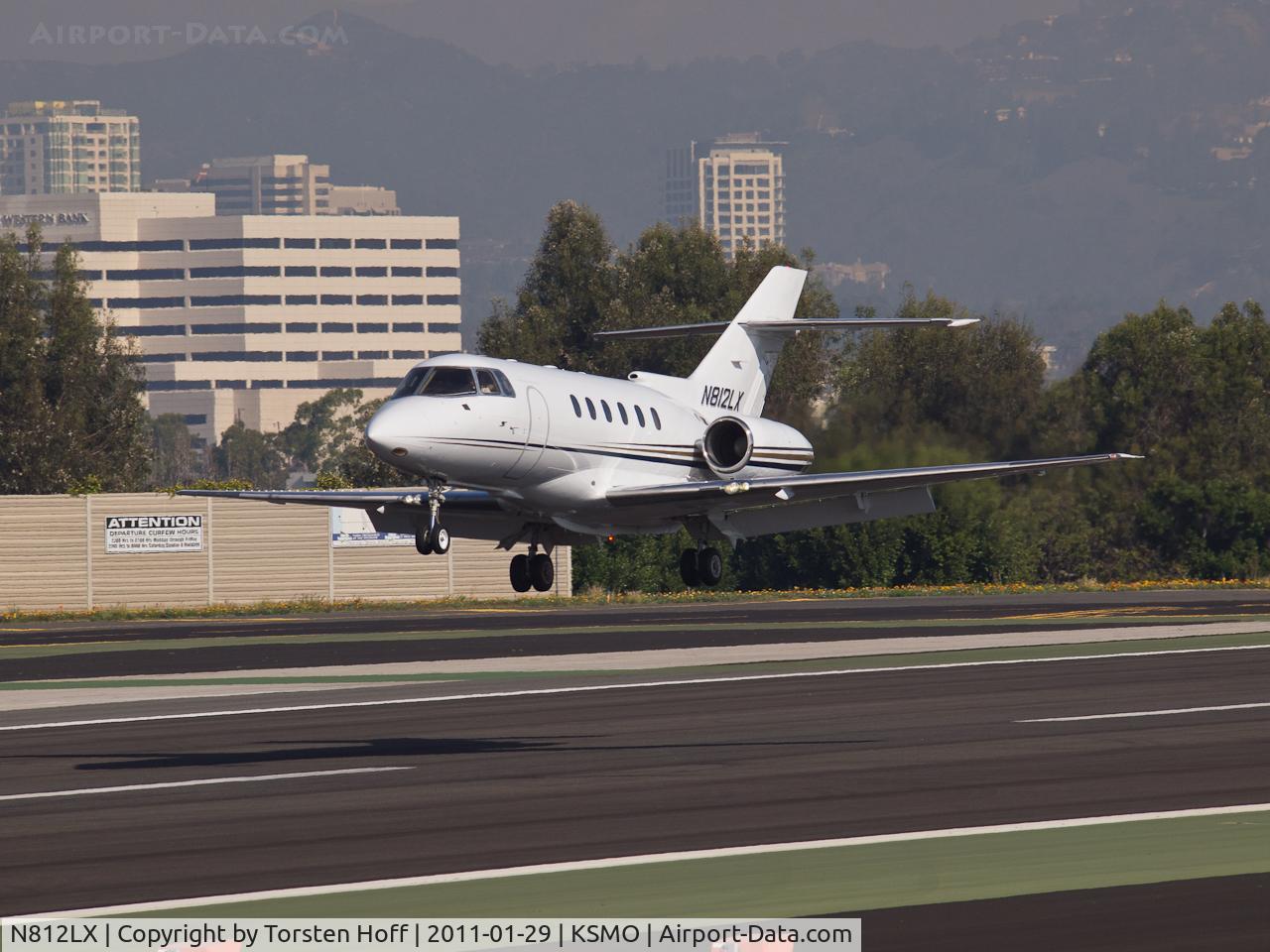 N812LX, 1999 Raytheon Hawker 800XP C/N 258437, N812LX arriving on RWY 21