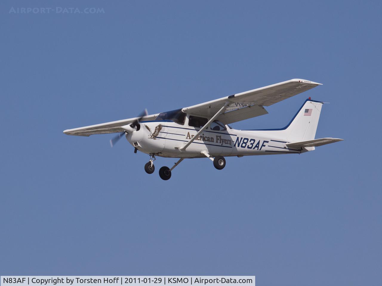 N83AF, 2001 Cessna 172R C/N 17281052, N83AF arriving on RWY 21