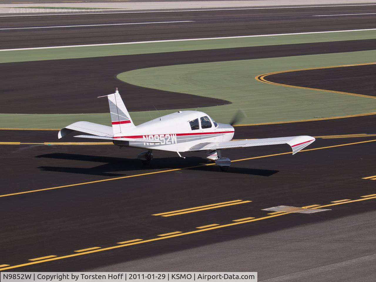 N9852W, 1967 Piper PA-28-140 C/N 28-23365, N9852W taxiing