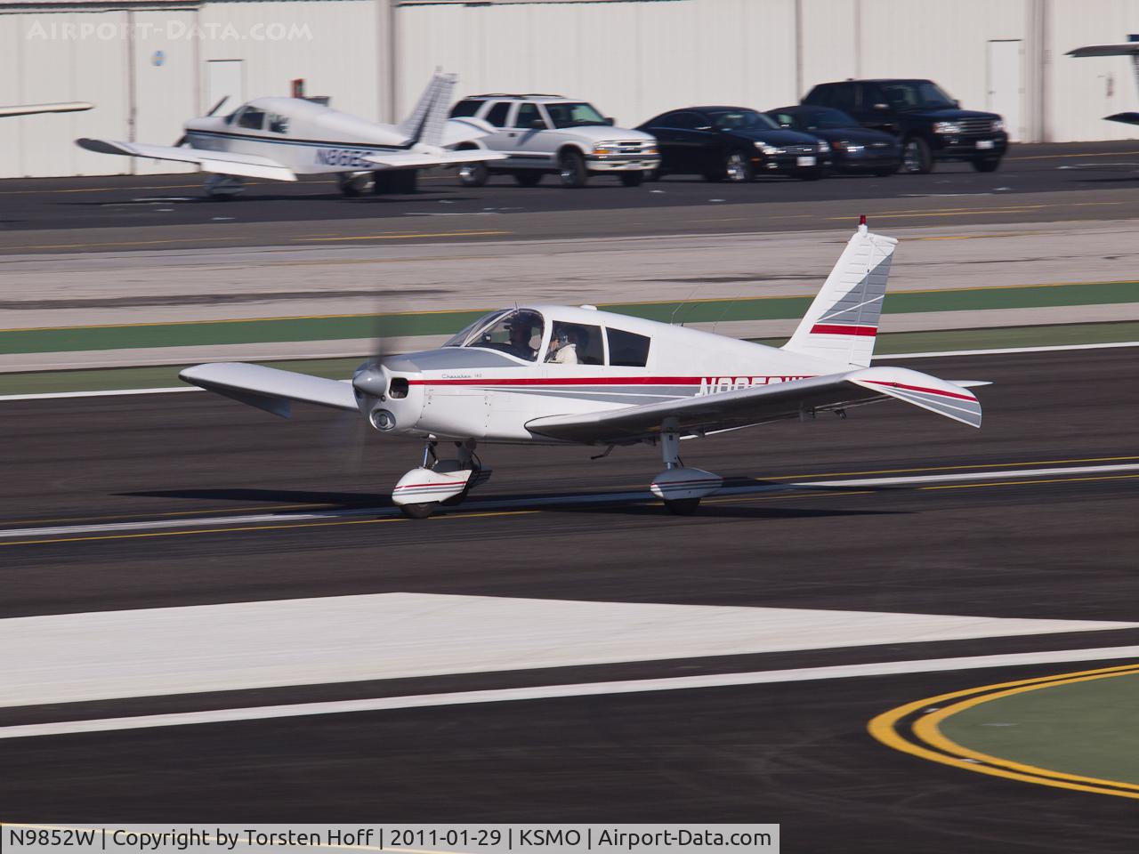 N9852W, 1967 Piper PA-28-140 C/N 28-23365, N9852W departing from RWY 21
