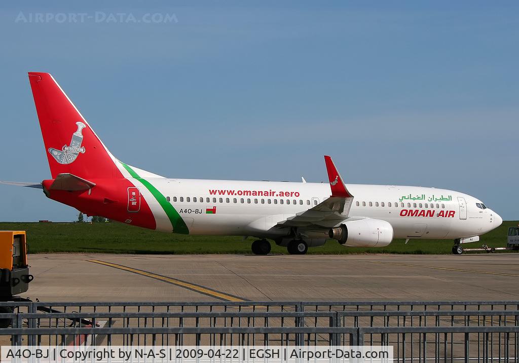 A4O-BJ, 2005 Boeing 737-81M C/N 34242, Being towed to Air Livery