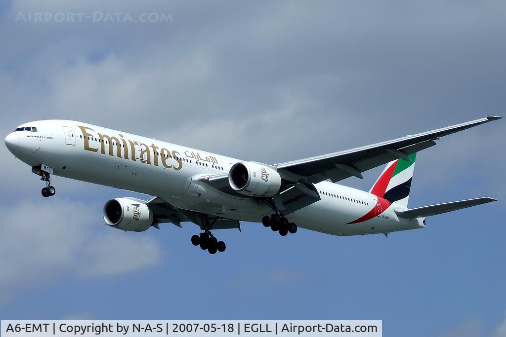 A6-EMT, 2002 Boeing 777-31H C/N 32699, Short final