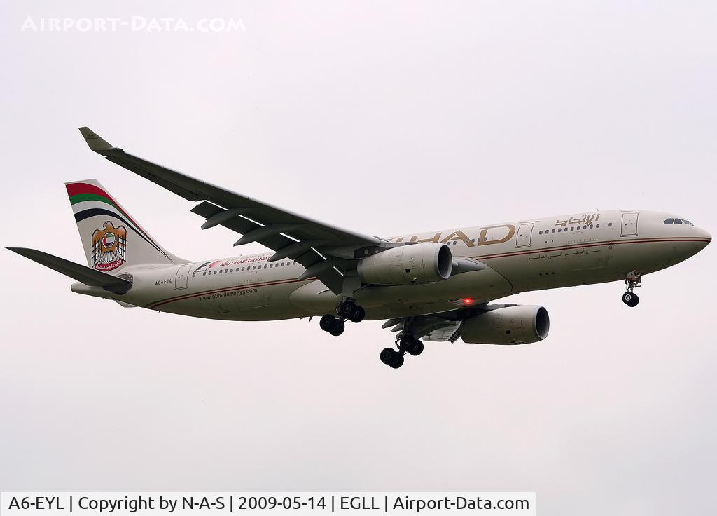 A6-EYL, 2006 Airbus A330-243 C/N 809, Short final