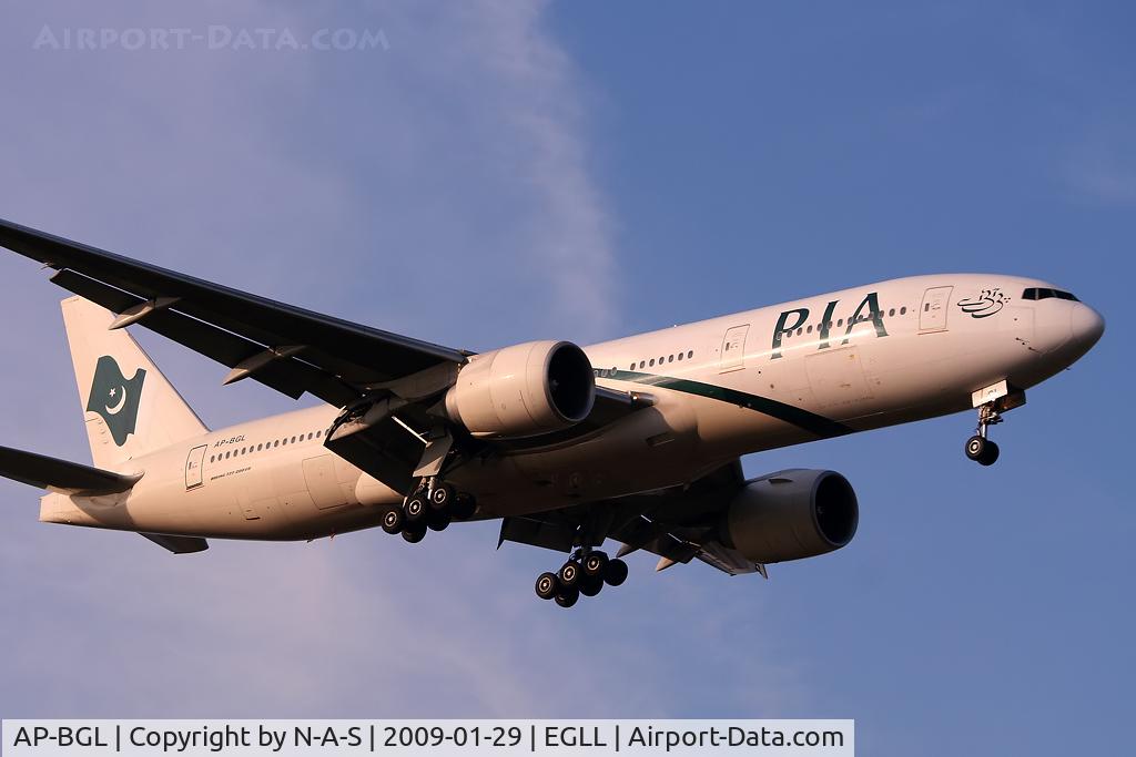 AP-BGL, 2004 Boeing 777-240/ER C/N 33777, Short final