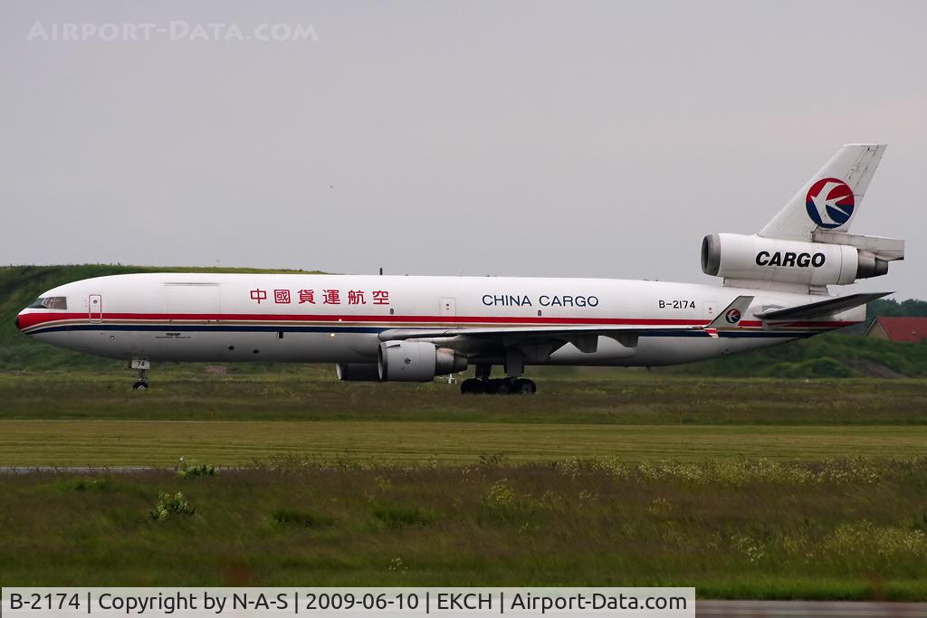B-2174, McDonnell Douglas MD-11F C/N 48498, Heading for the Cargo ramp