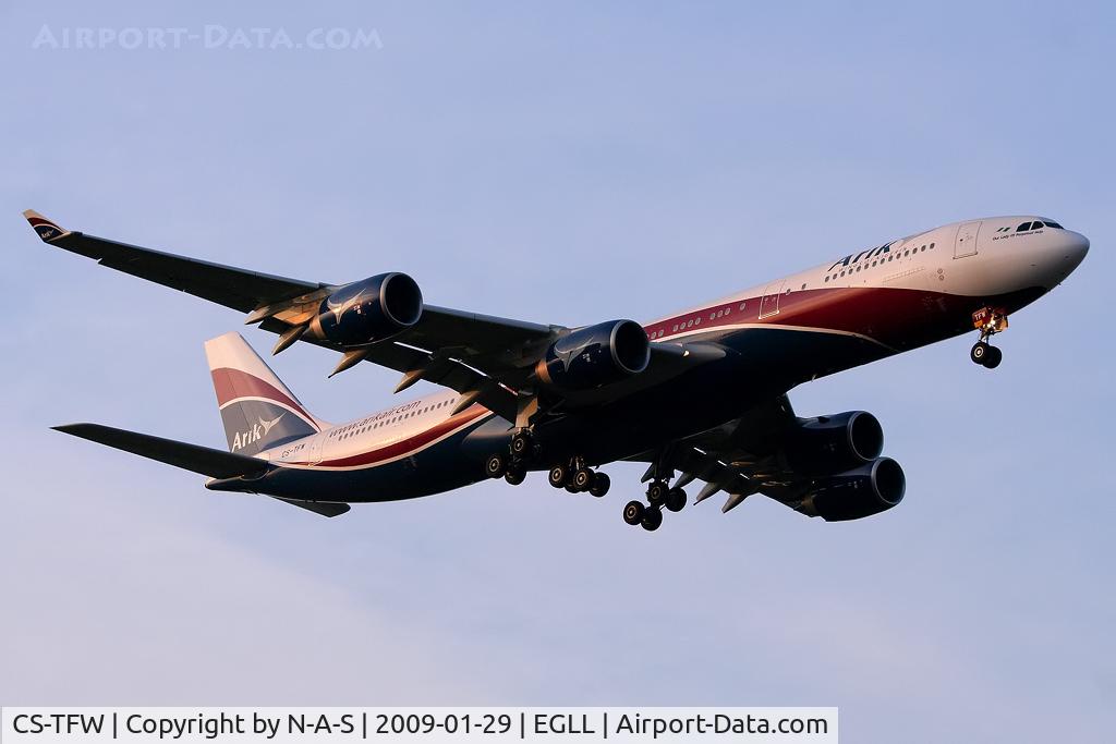 CS-TFW, 2008 Airbus A340-542 C/N 910, Short final