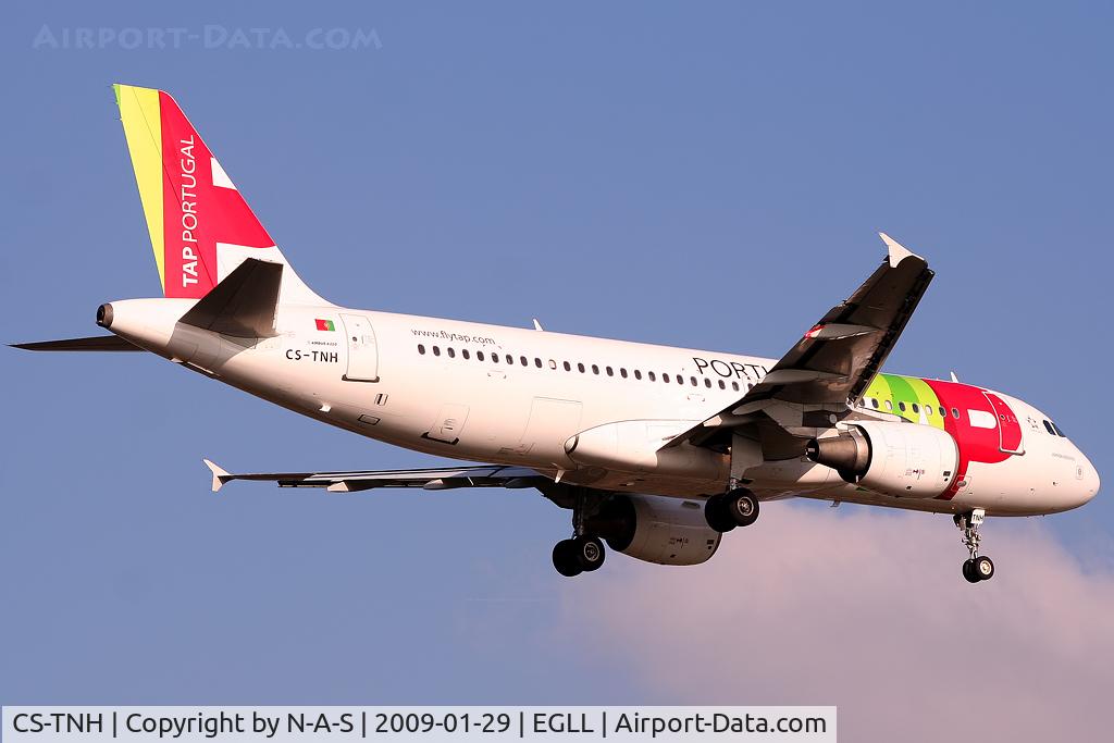 CS-TNH, 1999 Airbus A320-214 C/N 0960, Short final