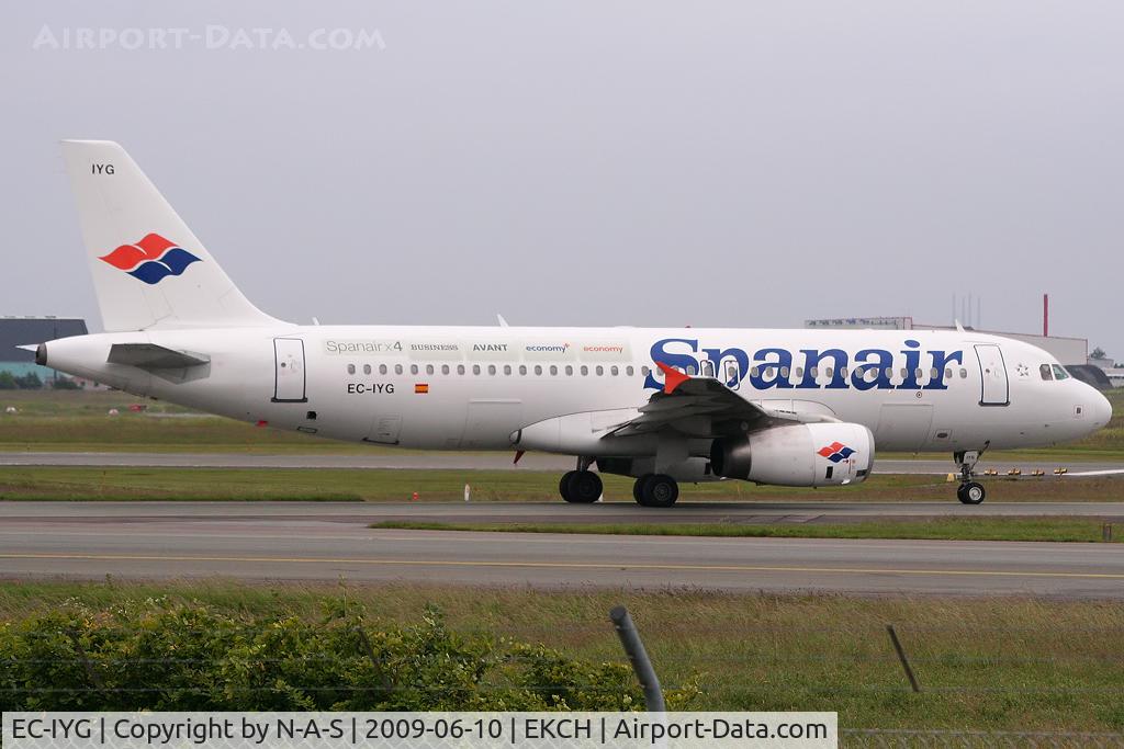 EC-IYG, 2004 Airbus A320-232 C/N 2210, Heading for the runway
