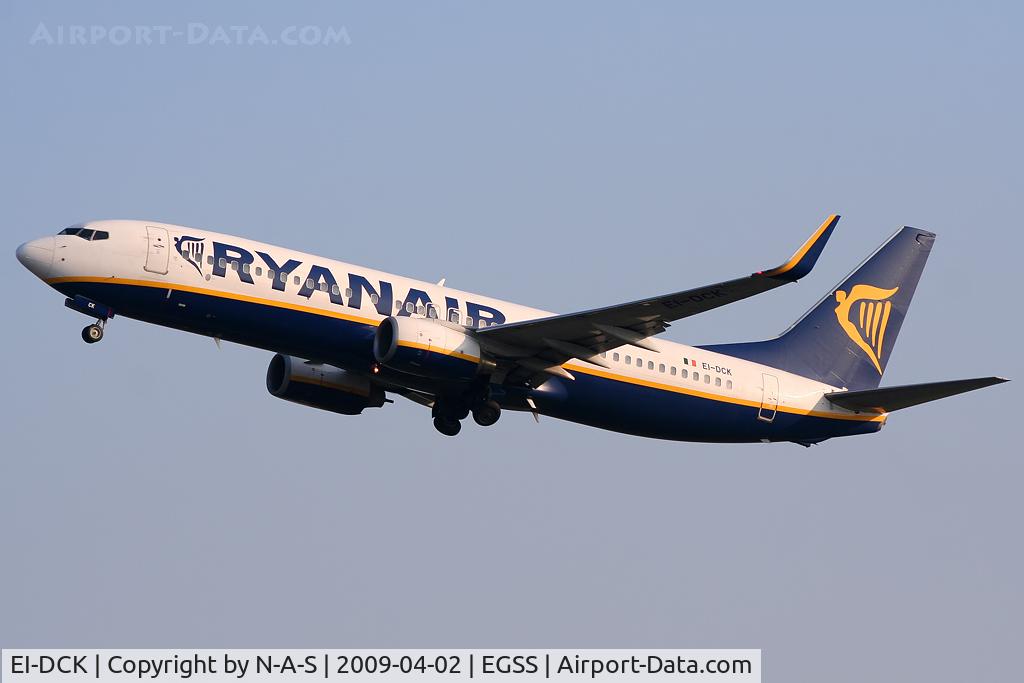 EI-DCK, 2004 Boeing 737-8AS C/N 33565, Departing