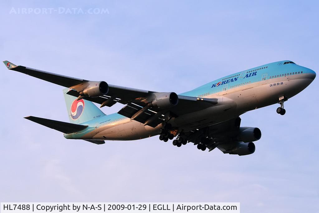 HL7488, Boeing 747-4B5 C/N 26394, Short final