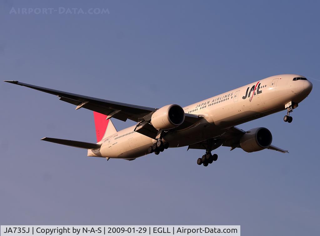 JA735J, 2006 Boeing 777-346/ER C/N 32434, Short final