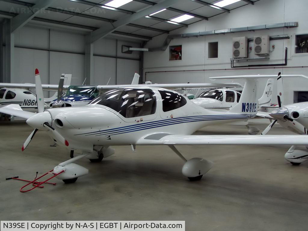 N39SE, 2003 Diamond DA-40 Diamond Star C/N 40.299, Parked in the Cirrus hangar