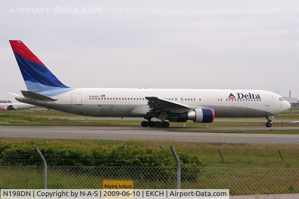 N198DN, 1998 Boeing 767-332 C/N 28455, Heading for departure